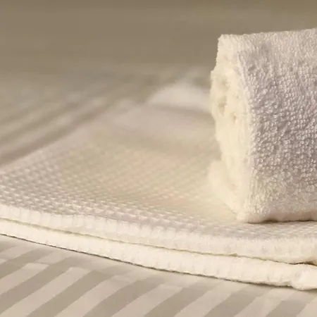 Il Gatto Sulla Luna, Ai Piedi Delle Langhe